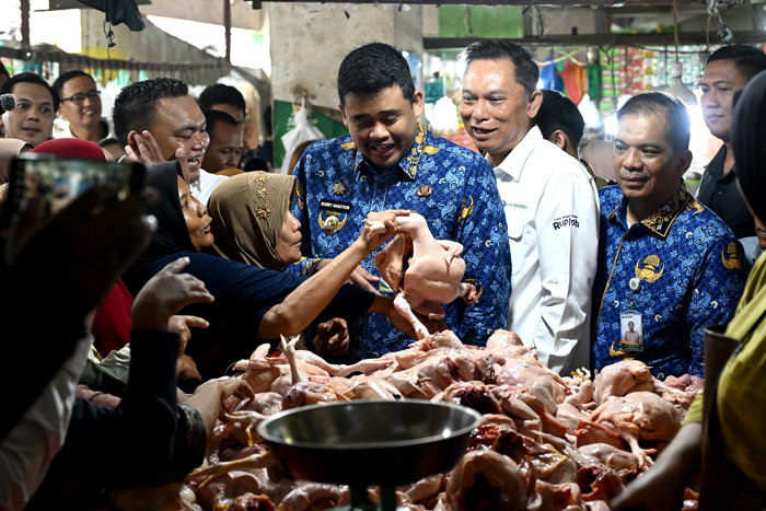 GUBERNUR SIDAK HARGA PANGAN DI PASAR SUKARAMAI -11.jpg